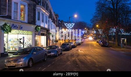 Nachtsicht auf Weihnachtsdekorationen und Lichter am Montpellier Hill in Harrogate, North Yorkshire Stockfoto