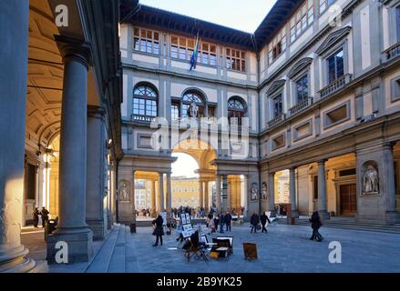 Galleria degli Uffizien, enger Innenhof zwischen den zwei Flügeln des Palastes mit Blick auf Arno, Florenz, Toskana, Italien Stockfoto