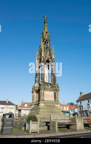 Prominentes Denkmal für den 2. Baron Feversham auf dem Marktplatz von Helmsley, North Yorkshire Stockfoto