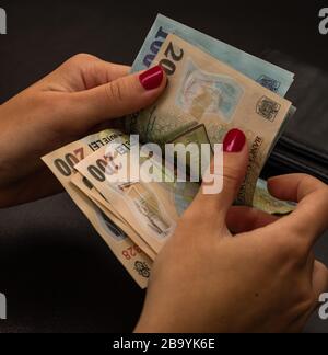 Frau Geld zählen, zählen LEI Nahaufnahme Stockfoto