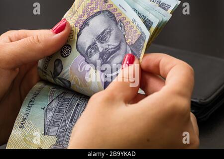 Frau Geld zählen, zählen LEI Nahaufnahme Stockfoto