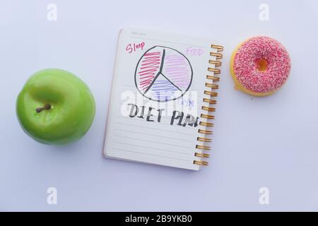 Diätplan, Menü oder Programm, apfel und Donuts auf dem Tisch Stockfoto