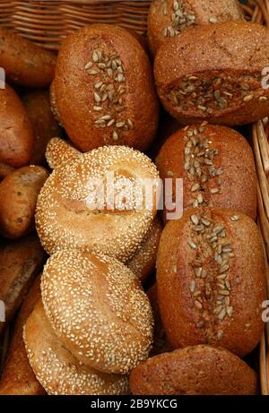 Nahaufnahme einer Auswahl an verschiedenen frischen Brotsorten im Einzelhandel im Backwarenladen, Blick in den hohen Winkel Stockfoto