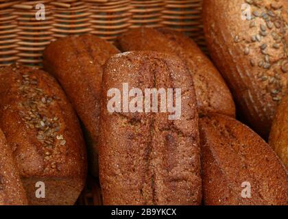 Nahaufnahme einer Auswahl an verschiedenen frischen Brotsorten im Einzelhandel im Backwarenladen, Blick in den hohen Winkel Stockfoto