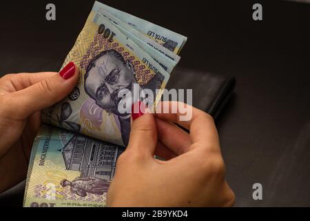 Frau Geld zählen, zählen LEI Nahaufnahme Stockfoto