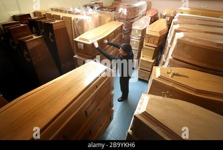 Declan Harley von Anderson Maguire Funeral Directors überprüft die leeren Särge im Lagerraum in ihren Büros in Glasgow. Die Leiter der Beerdigungsbehörde in Schottlands größter Stadt stehen vor einem Rückstau und kurz vor dem Auslaufen des Leichenraums, sagte der Chef eines Familienunternehmens. Premierminister Boris Johnson hat das Vereinigte Königreich in Sperrstellung versetzt, um die Ausbreitung des Coronavirus einzudämmen. Stockfoto