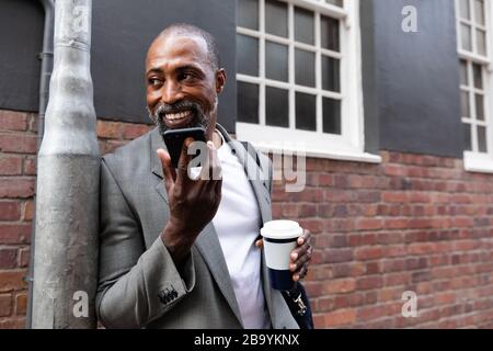 Afroamerikanischer Mann hat einen Anruf auf der Straße Stockfoto