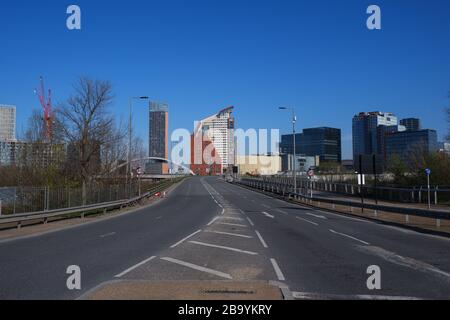 25. März 2020 - London, Großbritannien - globale Coronavirus Covid 19-Pandemie lockdown in London bedeutet weniger Verkehr und leere Straßen.Waterdon Road, Stratford. Stockfoto