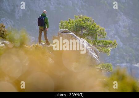 Der Mann hat sich auf einem Felsrücken silhouettiert. Els Ports Natural Park. Katalonien. Spanien. Stockfoto