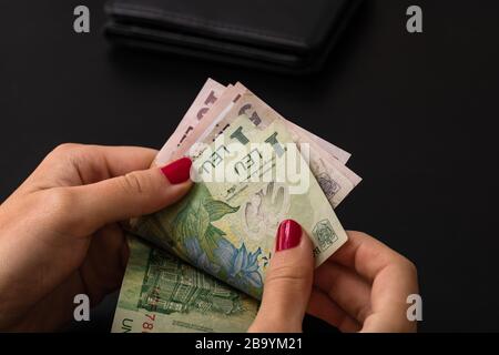 Frau Geld zählen, zählen LEI Nahaufnahme Stockfoto