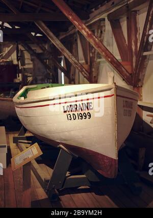 Restaurierte Boote auf dem Display in einer Bootsscheune. Chesapeake Bay Maritime Museum, St. Michaels, MD. Stockfoto