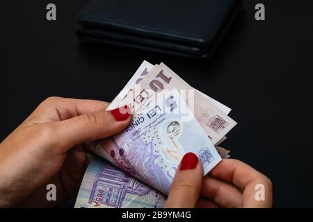 Frau Geld zählen, zählen LEI Nahaufnahme Stockfoto