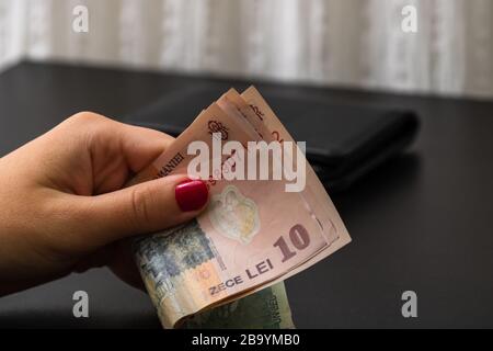 Frau Geld zählen, zählen LEI Nahaufnahme Stockfoto