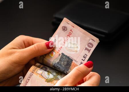 Frau Geld zählen, zählen LEI Nahaufnahme Stockfoto