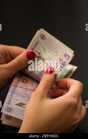 Frau Geld zählen, zählen LEI Nahaufnahme Stockfoto