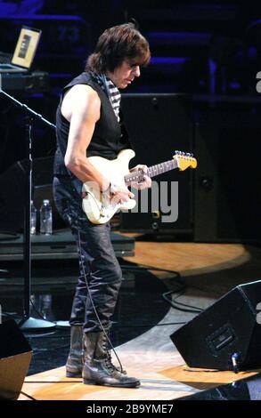 JEFF BECK ROCK & ROLL HALL OF FAME 25. JUBILÄUM KONZERT MADISON SQUARE GARDEN 10-29-2009 FOTO VON MICHAEL BRITO Stockfoto