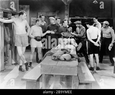 CHARLIE CHAPLIN als Tramp in Boxers Dressing Room mit HANK MANN als Boxer/Prizefighter with Glove On in CITY LIGHTS 1931 geschrieben und geleitet von CHARLES CHAPLIN Stummfilmkomödie mit Musiktitel Charles Chaplin Productions/United Artists Stockfoto