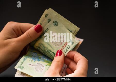 Frau Geld zählen, zählen LEI Nahaufnahme Stockfoto