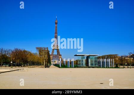 Frankreich, Paris, Eiffelturm während der Eindämmung von Covid 19 Stockfoto