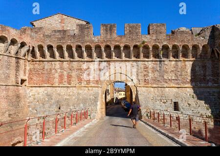 Befestigtes Tor in die Altstadt, Colle di Val d'Elsa, Toskana, Italien, Europa Stockfoto