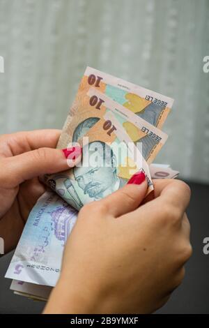 Frau Geld zählen, zählen LEI Nahaufnahme Stockfoto