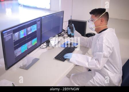 Mitglieder der Nationalgarde von Puerto Rico bereiten sich darauf vor, ankommende Passagiere für die COVID-19, Coronavirus auf dem internationalen Flughafen San Juan am 24. März 2020 in San Juan, Puerto Rico, zu belaufen. Stockfoto
