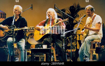 CROSBY STILLT NASH UND YOUNG IN CONCERT, UNION CENTER, PHILADELPHIA PA 03-21-2000 FOTO VON MICHAEL BRITO GRAHAM NASH DAVID CROSBY NEIL YOUNG Stockfoto