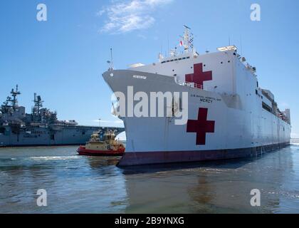 Das US Navy Military Sealift Command Hospitalschiff USNS Mercy navigiert den Kanal von San Diego, während es für den Einsatz zur Unterstützung der COVID-19, Coronavirus Antwort 23. März 2020 in San Diego, Kalifornien, aussteht. Stockfoto