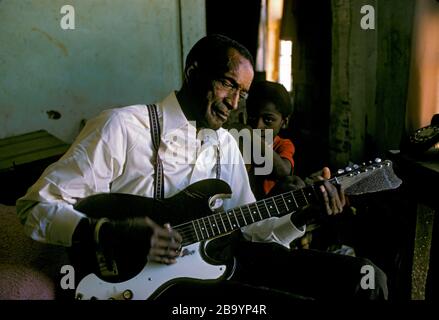 Sleepy John Estes Bluess-Sänger Gitarrist und Songwriter geboren 1899 in seinem Haus in Brownsville Tennessee 1973 Stockfoto