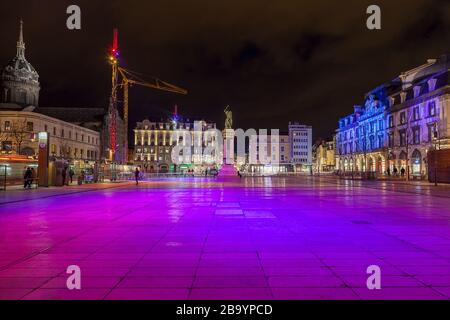 Place de Jaude in Clermont Ferrand, Frankreich, während der Nacht, mit schönen lila Lichter der Stadt und berühmte Skulptur Stockfoto