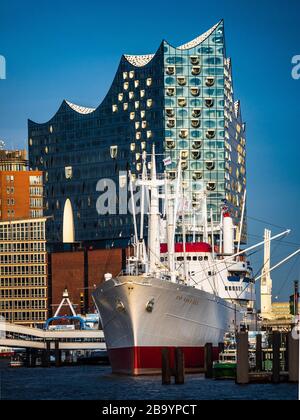 Elbphilharmonie Hamburg - Elbphilharmonie - Elbi - Hamburger Konzerthaus - Architekt Herzog & de Meuron - 2017. Frau Cap San Diego Historisches Schiff. Stockfoto