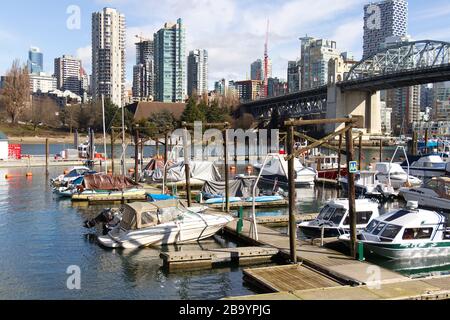 Vancouver, Kanada - Februar 29,2020: Blick auf Burrard Civic Marina mit Burrard Bridge im Hintergrund Stockfoto