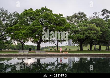 Houston, Texas, USA. März 2020. Houstonians nutzen das kühle Wetter und die Ruhe am ersten Tag der Hausbestellung. Am Dienstag wurde ein Aufenthaltsbefehl für die Einwohner von Houston und Harris County ausgestellt, um die Verbreitung von COVID-19 zu bekämpfen. Das neue Coronavirus verursacht für die meisten Menschen leichte oder mäßige Symptome, für einige, insbesondere ältere Erwachsene und Menschen mit bestehenden Gesundheitsproblemen, kann es jedoch zu schwereren Erkrankungen oder zum Tod führen. Gutschrift: Lynn Pennington/ZUMA Wire/Alamy Live News Stockfoto