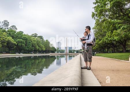 Houston, Texas, USA. März 2020. DUY LONG genießt seinen Morgen mit seiner 13 Monate alten Tochter am ersten Tag der Hausbestellung. Am Dienstag wurde ein Aufenthaltsbefehl für die Einwohner von Houston und Harris County ausgestellt, um die Verbreitung von COVID-19 zu bekämpfen. Das neue Coronavirus verursacht bei den meisten Menschen leichte oder mäßige Symptome. Dennoch kann es für einige, insbesondere ältere Erwachsene und Menschen mit bestehenden Gesundheitsproblemen, zu schwereren Erkrankungen oder zum Tod kommen. Gutschrift: Lynn Pennington/ZUMA Wire/Alamy Live News Stockfoto