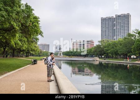 Houston, Texas, USA. März 2020. DUY LONG genießt seinen Morgen mit seiner 13 Monate alten Tochter am ersten Tag der Hausbestellung. Am Dienstag wurde ein Aufenthaltsbefehl für die Einwohner von Houston und Harris County ausgestellt, um die Verbreitung von COVID-19 zu bekämpfen. Das neue Coronavirus verursacht bei den meisten Menschen leichte oder mäßige Symptome. Dennoch kann es für einige, insbesondere ältere Erwachsene und Menschen mit bestehenden Gesundheitsproblemen, zu schwereren Erkrankungen oder zum Tod kommen. Gutschrift: Lynn Pennington/ZUMA Wire/Alamy Live News Stockfoto