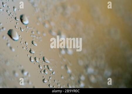 Kleine Einzelraindrops auf einem Stück Glas Stockfoto