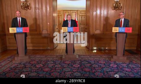 Ein Screenpirt, das von PA Video des (von links nach rechts) Chief Medical Officer Chris Whitty, Premierminister Boris Johnson und Chief Scientific Adviser Sir Patrick Vallance während eines Medien-Briefings in der 10 Downing Street, London, auf Coronavirus aufgenommen wurde. Stockfoto
