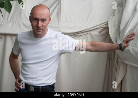 Christopher Brookmyre, schottischer Autor, bei Edinburgh International Book Festival, Edinburgh, Schottland, August 2003. Stockfoto