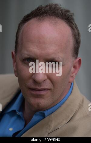 Simon Sebag Montefiore, Journalist, Historiker, Autor, beim Edinburgh International Book Festival, Edinburgh, Schottland, August 2003. Stockfoto