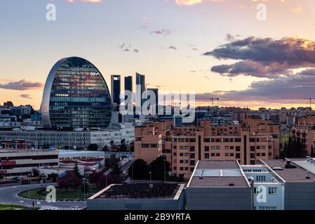 Madrid, Spanien - 7. März 2020: Blick auf die Skyline von Madrid mit Wohnviertel Las Tablas, Bürogebäude BBVA und Cuatro Torres Financial di Stockfoto