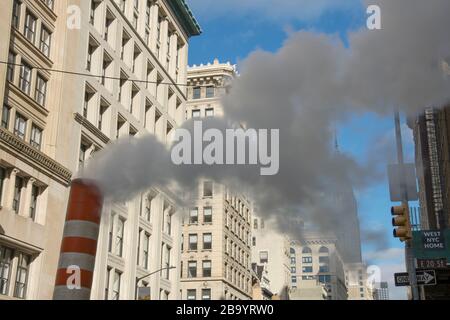 Am 27. Dezember 2018 steigt der Dampf zwischen den Midtown Manhattan-Gebäuden in New York City, New York, New York, USA, und treibt sie an. Stockfoto