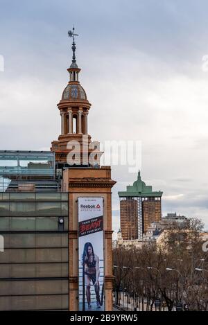 Madrid, Spanien - 8. März 2020: Stadtbild der Paseo de la Castellana Avenue mit den Colon-Türmen und dem Einkaufszentrum ABC Serrano Stockfoto