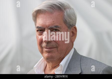 Mario Vargas Llosa, ein peruanischer Schriftsteller, Politiker, Journalist, Essayist und Nobelpreisträger, wurde im August 2003 auf dem Edinburgh International Book Festival in Edinburgh, Schottland, vorgestellt. Stockfoto