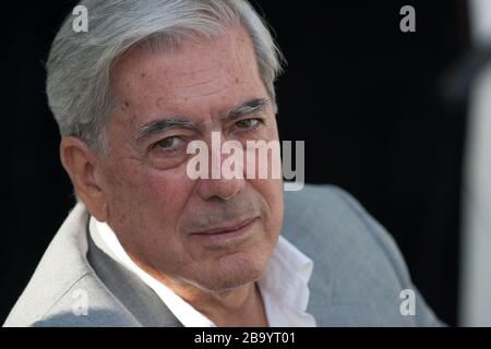 Mario Vargas Llosa, ein peruanischer Schriftsteller, Politiker, Journalist, Essayist und Nobelpreisträger, wurde im August 2003 auf dem Edinburgh International Book Festival in Edinburgh, Schottland, vorgestellt. Stockfoto