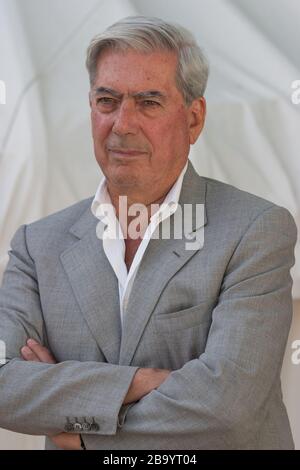 Mario Vargas Llosa, ein peruanischer Schriftsteller, Politiker, Journalist, Essayist und Nobelpreisträger, wurde im August 2003 auf dem Edinburgh International Book Festival in Edinburgh, Schottland, vorgestellt. Stockfoto