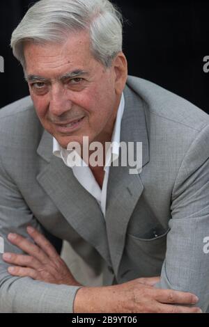 Mario Vargas Llosa, ein peruanischer Schriftsteller, Politiker, Journalist, Essayist und Nobelpreisträger, wurde im August 2003 auf dem Edinburgh International Book Festival in Edinburgh, Schottland, vorgestellt. Stockfoto