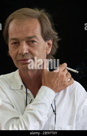 Gil Courtemanche, Journalist und Autor aus Quebec, Kanada, beim Edinburgh International Book Festival, Edinburgh, Schottland, August 2003. Stockfoto