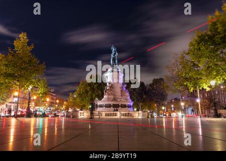Paris in der Nacht zur Statue der Frau von der Republique an der Place de la Republique France Stockfoto