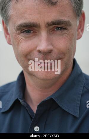 Eoin Colfer, irischer Autor von Kinderbüchern, einschließlich der Artemis-Fowl-Serie, auf dem Edinburgh International Book Festival, Edinburgh, Schottland, August 2003. Stockfoto