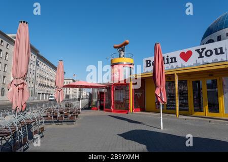 Verlassene TouristenSouvenirläden in Berlin während der Coronavirus-Sperrzeit, Berlin, Deutschland Stockfoto